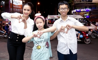 Ngọc Châu xuất hiện giản dị, đến thăm hỏi trẻ em nghèo ở Mái ấm gia đình Việt