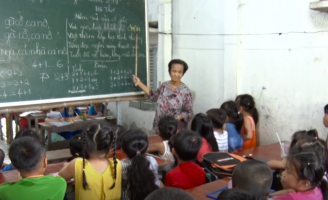 Ngọc Sơn ngưỡng mộ cô giáo 70 tuổi vẫn miệt mài dạy chữ miễn phí cho trẻ em nghèo