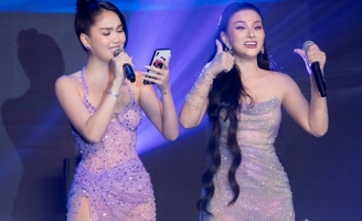 Ngọc Trinh đi chân đất song ca cùng Thu Thủy tại sự kiện