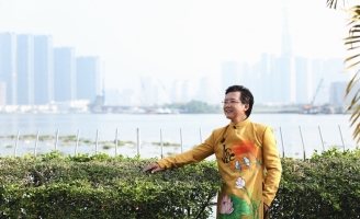 Người dẫn chương trình Phước Lập yêu thư pháp Việt qua tà áo dài Việt Hùng