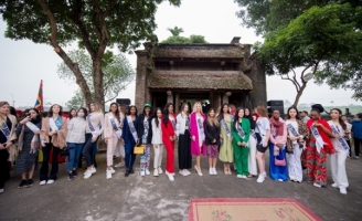 Người dân kéo đến đền đá Phú Đa đón chào Hoa hậu Du lịch Thế giới 2022 