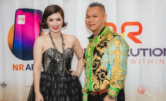 Nguyễn Hồng Nhung cùng triệu phú Đô Nguyễn tặng 7 viên kim cương cho khán giả