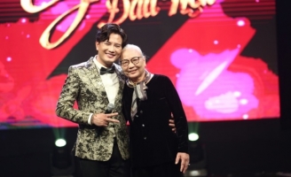 Nguyễn Lê Bá Thắng lần đầu đứng trên sân khấu hát tặng mẹ ruột 82 tuổi 