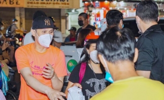 Nguyên Vũ đi xe máy trao quà cho người lang thang, cơ nhỡ giữa đêm khuya