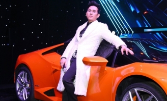 Nguyên Vũ gây chú ý khi mang siêu xe 20 tỷ lên sân khấu 