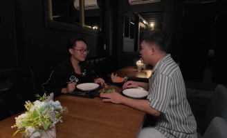 Nhà hàng phủ sắc đen nhưng hương vị đầy màu sắc khiến Duy Khương, Năm Chà bất ngờ