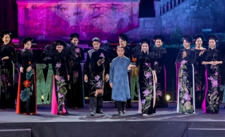 Nhà thiết kế Việt Hùng gửi tình yêu vào Huế qua hai bộ sưu tập mới