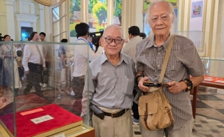 Nhạc sĩ Trần Văn Bùi với bộ sưu tập tem hy hữu có chữ ký Bác Hồ