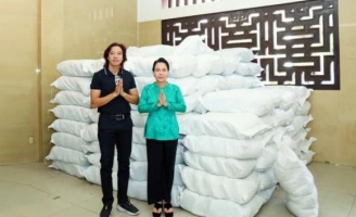 Nhân 10 năm ngày giỗ của mẹ, Việt Hương tặng 10 tấn gạo đến bà con nghèo 