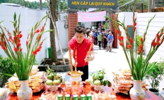 Nhân dịp khai trương khách sạn ca sĩ Lâm Vũ tặng bà con nghèo 200 phần quà thiết thực