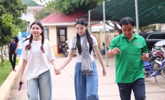 Nhan sắc xinh đẹp của 2 ái nữ nhà Quyền Linh khi đến phim trường show thiện nguyện thăm bố