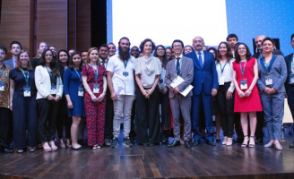 Nhóm bạn trẻ Việt mang hoa văn thổ cẩm vào đời sống hiện đại