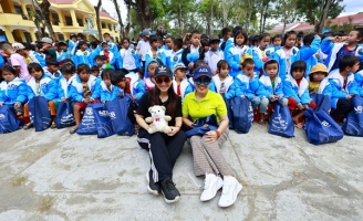 Nhóm thiện nguyện ACB cùng MC diễn viên Quỳnh Lê thực hiện những chuyến đi nghĩa tình