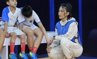  Nói chuyện “nửa tây nửa ta”, Mâu Thủy khiến các cầu thủ nhí ngơ ngác