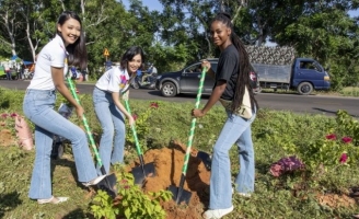 Nông Thuý Hằng cùng 2 Hoa hậu Trái đất tích cực trồng cây xanh tại Bình Thuận