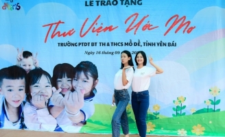 Nông Thuý Hằng và Hoa Đan mang sách lên núi