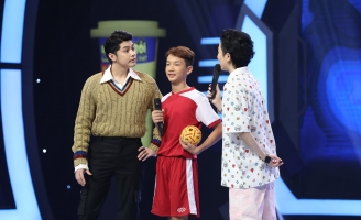 Noo Phước Thịnh cởi phăng giày, tham gia đá cầu cùng Trấn Thành