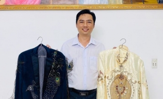 NS harmonica Hải Nguyễn xúc động khi được tặng những kỷ vật của Quái kiệt Tòng Sơn