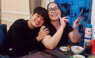 NSND Hồng Vân cùng NS Nguyễn Văn Chung kể lại câu chuyện về tình mẫu tử