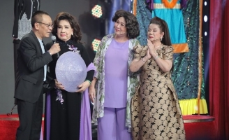 NSND Lệ Thủy vừa xuất hiện, dàn nghệ sĩ nhào lên sân khấu xin được ôm  