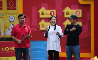 NSND Tạ Minh Tâm và diễn viên Hồ Bích Trâm bỏ tiền túi tặng trẻ em mồ côi