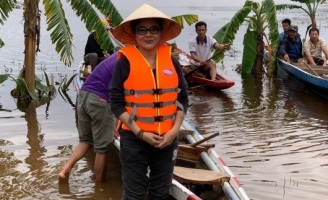 NSND Thanh Ngân hủy hết show diễn, trực tiếp vào tâm lũ cứu trợ đồng bào Miền Trung