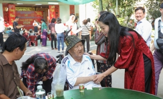 NSND Trịnh Kim Chi cùng đồng nghiệp mang Tết đến cho nghệ sĩ nghèo