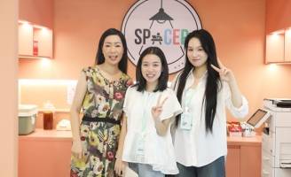 NSND Trịnh Kim Chi đến ủng hộ đôi ban gái trẻ GenZ khai trương 