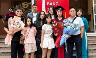 NSND Trịnh Kim Chi được gia đình 'hộ tống' nhận bằng Thạc sĩ