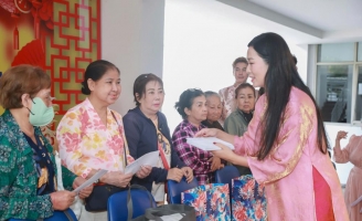 NSND Trịnh Kim Chi mang Tết sớm cho nghệ sĩ nghèo