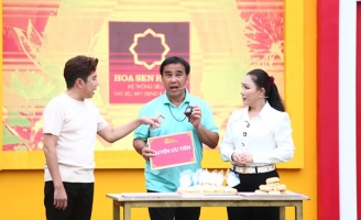 NSƯT Cẩm Tiên và ca sĩ Quốc Đại tặng tiền cho các em nhỏ mồ côi trong Mái ấm gia đình Việt