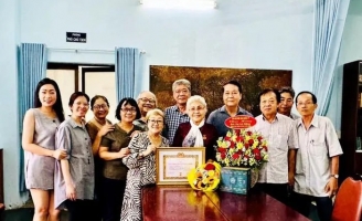 NSƯT đạo diễn Ca Lê Hồng xúc động đón nhận huy hiệu 60 năm tuổi Đảng