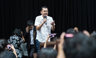 NSƯT Hữu Châu lần đầu kể về chuyện “khóc thầm” ở hậu trường phim Sáng Đèn 