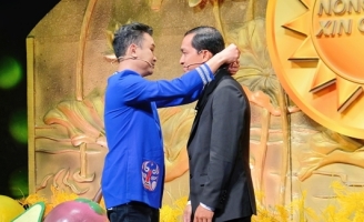 NSƯT Hữu Quốc ghé thăm mô hình nấm rơm giữa lòng thành phố của Bùi Công Đức