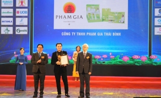 NSƯT Kim Tiểu Long nhận bảng vàng vinh danh “Hàng Việt Tốt vì quyền lợi người tiêu dùng 2025”