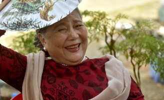 NSƯT Lê Thiện xì tin trong phim Trên cả tình thân