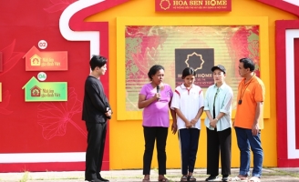 NSƯT Mỹ Uyên và Lâm Hùng góp tiền túi trả nợ cho người mẹ nghèo ở Sóc Trăng