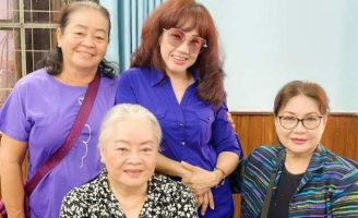 NSƯT Phương Hồng Thủy và êkip “Cải lương tôi yêu”  tặng quà cho các nghệ sĩ lão thành khó khăn