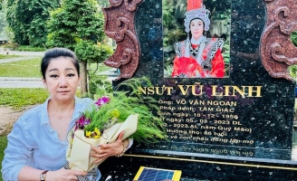 NSƯT Thanh Thanh Tâm từ Mỹ về, xúc động viếng mộ 