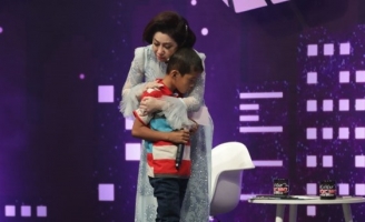 NSƯT Thoại Mỹ khóc nghẹn trước hoàn cảnh của cậu bé 9 tuổi mồ côi cha, chưa một lần gặp mặt mẹ   