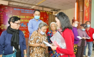 NSUT Trịnh Kim Chi cùng đồng nghiệp giúp nghệ sĩ nghèo dịp Tết