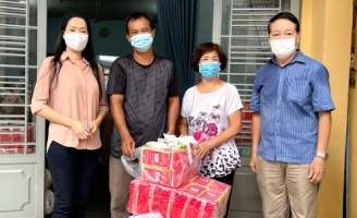 NSƯT Trịnh Kim Chi trao 180 phần quà cho công nhân hậu đài trong mùa dịch 