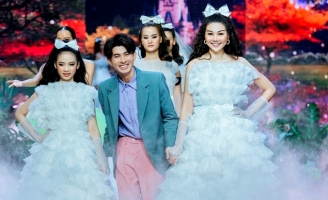 NTK Nguyễn Minh Công nắm chặt tay Thanh Hằng – Bảo Hà kết show diễn cổ tích The Princess tuyệt đẹp