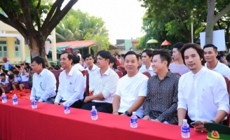 NTK Việt Hùng, ca sĩ Quốc Đại, DVĐA Đoàn Minh Tài dành tặng Áo dài cho các cô giáo Bến Tre