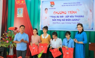 NTK Việt Hùng cùng các nghệ sỹ tặng áo dài cho các cô giáo vùng biên Bình Phước