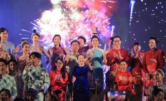 NTK Việt Hùng tràn ngập hạnh phúc trong đêm Gala Đại sứ Áo dài Việt Nam