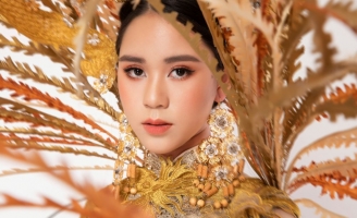 NTK Việt Hùng tự tay làm Quốc phục Rồng Phượng cho Vũ Huyền Diệu đi thi quốc tế