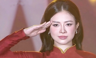 Nữ ca sĩ đang gây sốt với khoảnh khắc chào cờ trên sóng truyền hình là ai?