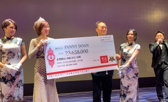 Nữ doanh nhân Fanny được xướng tên nhận giải thưởng vô địch ở dạ tiệc 