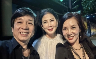 'Nữ hoàng ảnh lịch' Diễm Hương bất ngờ về Việt Nam